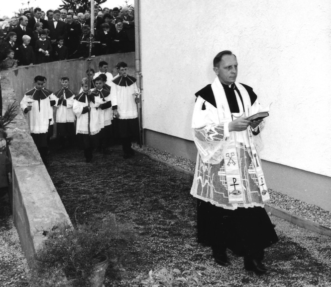 Pfarrer Hubert Rinnert (1958-1996) bei der Kirchweihe des Neubaus der Kirche „Agnus Dei“ in Münchweiler 1968