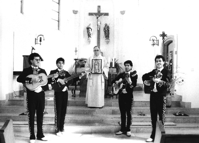 mexikanische Gruppe und Pfarrer Hubert Rinnert 1988