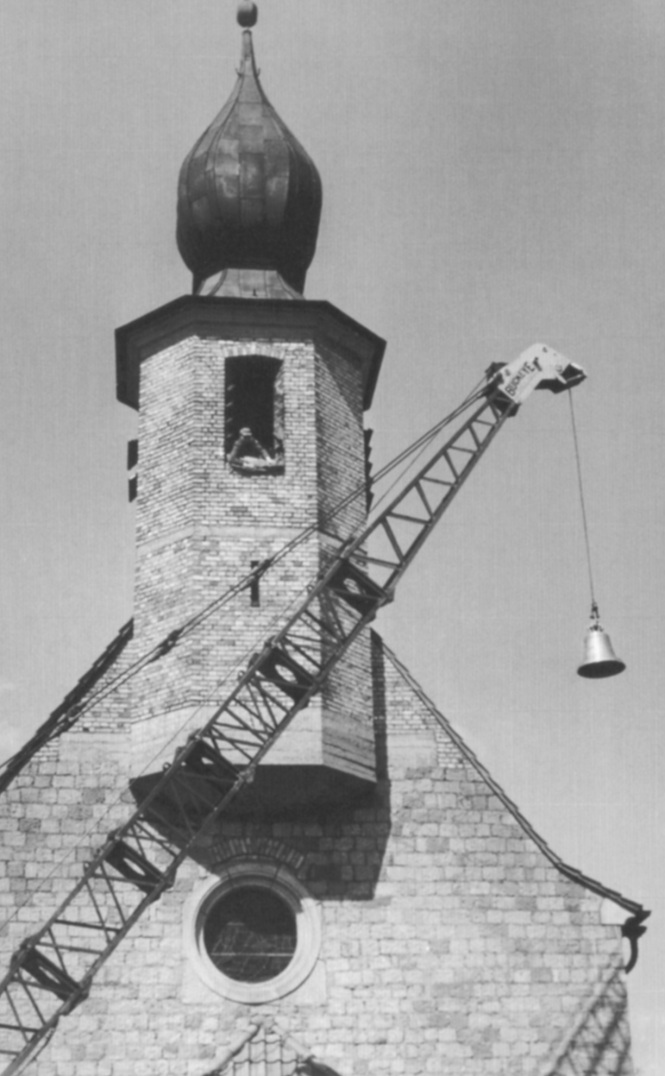 1955 Eine Pioniergruppe der amerikanischen Streitkräfte hob die Glocken mit Hilfe eines Kranes kostenlos in das Schallloch der Lohnsfelderkirche